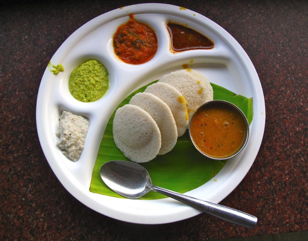 ইডলি সম্বর: স্বাস্থ্যকর ডায়েট তালিকায় এই দক্ষিণী খাবার তার জায়গা পাকা করে নিয়েছে। ইডলি যেমন মুখরোচক, তেমনি এর মধ্যে প্রোটিন, ফাইবার, ভিটামিন ও মিনারেল রয়েছে। যারা প্রাতরাশে ফল খেয়ে ক্লান্ত, ইডলি খেয়ে দেখতেই পারেন।