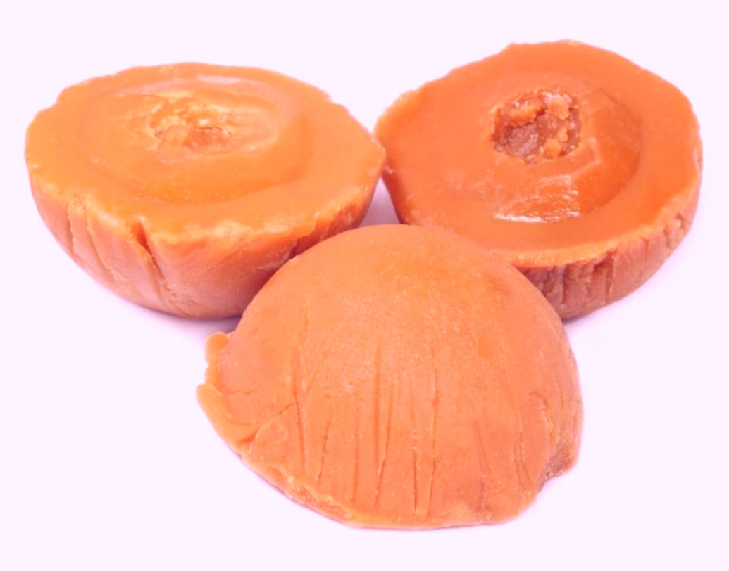 যদি গুড় চেখে নোনতা লাগে তবে বুঝবেন গুড়টি নতুন নয়। গুড় যত পুরনো তাতে নুনের মাত্রা তত বেশি।