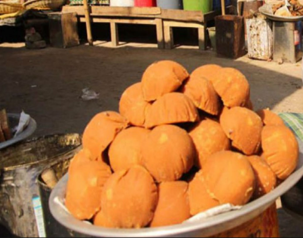 গুড় যদি একটু বেশি চকচক করে ঠিক স্ফটিকের মতো, তবে বুঝবেন গুড়টি যে খেজুর রস দিয়ে তৈরি করা হয়েছিল তার স্বাদ এতটা মিষ্টি ছিল না। আর সেই কারণে গুড়টিকে মিষ্টি করে তুলতে এতে প্রচুর পরিমাণে চিনি মেশানো হয়েছে।