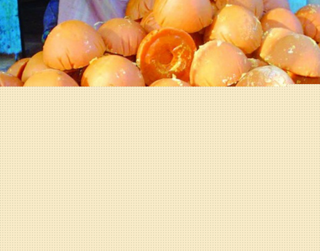 গুড় কেনার সময় কি আপনি গুড়টিকে শুধু চোখে দেখেই কিনে নেন? তবে ভুলেও তেমনটা করবেন না। গুড়ের ধারটা দুই আঙুল দিয়ে চেপে দেখবেন। যদি নরম হয়, তবে বুঝবেন গুড়টি ভীষণ ভাল। সেই গুড়ে অন্যান্য সামগ্রী মেশানোর সম্ভাবনা প্রায় থাকে না বললেই চলে।