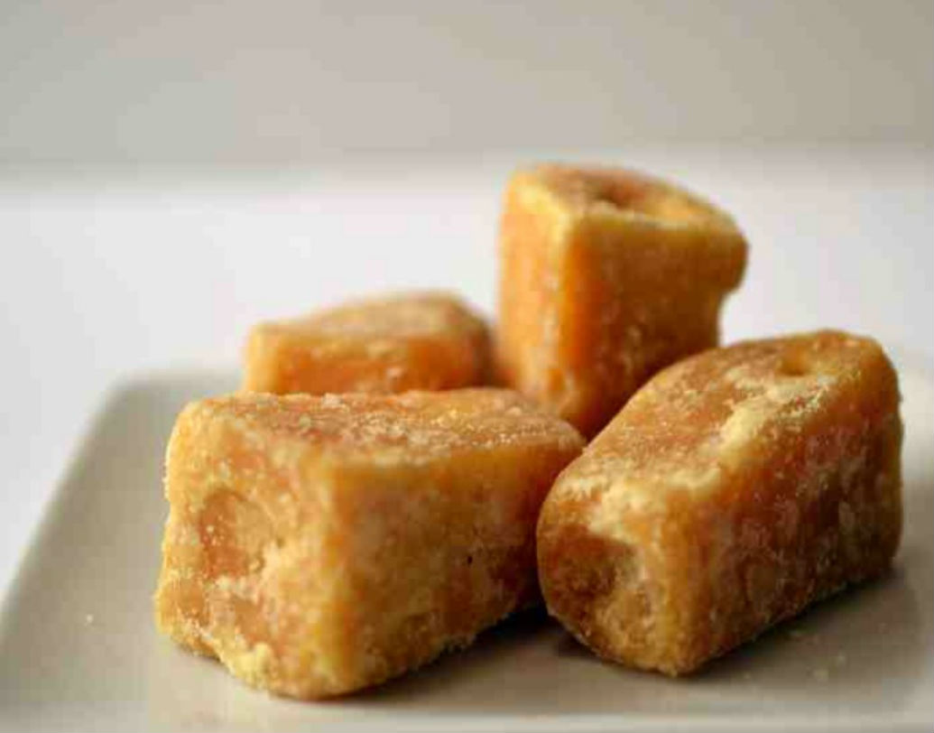 আর সব থেকে গুরুত্বপূর্ণ বিষয়টি হল—ভাল গুড় দেখে চিনে নেওয়া। বেশিরভাগ ক্ষেত্রে দর্শনেই গুণ বিচার করা যায়। গুড় কেনার সময় তাঁর রং অবশ্যই দেখে নেবেন। শুদ্ধ গুড়ের রং গাঢ় বাদামি হয়।।