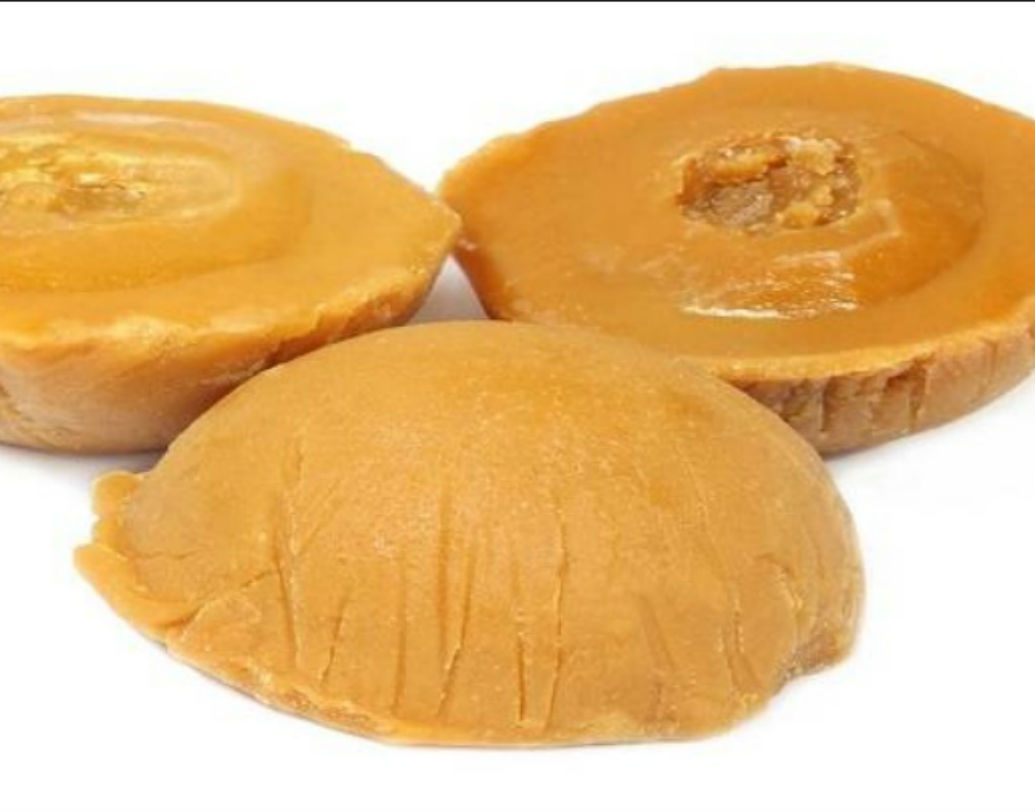 হলদেটে গুড় দেখলেই বুঝবেন তাতে রাসায়নিক মেশানো হয়েছে।