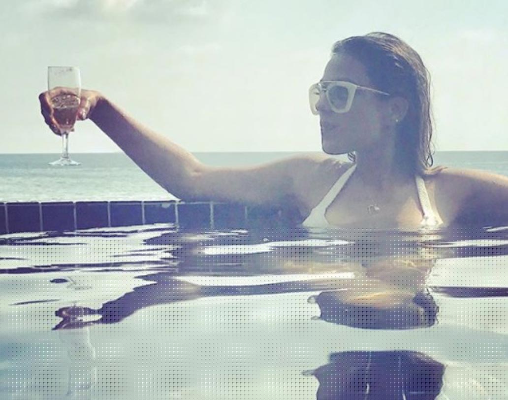 কিছুদিন আগে নিয়া শর্মাকে এশিয়ার তৃতীয় সেক্সিয়েস্ট মহিলার তকমা দিয়েছিল একটি সংস্থা। ওই সংস্থার পরিসংখ্যানে ক্যাটরিনা ও আলিয়া ভট্টকেও পিছনে ফেলে দিয়েছিলেন নিয়া।