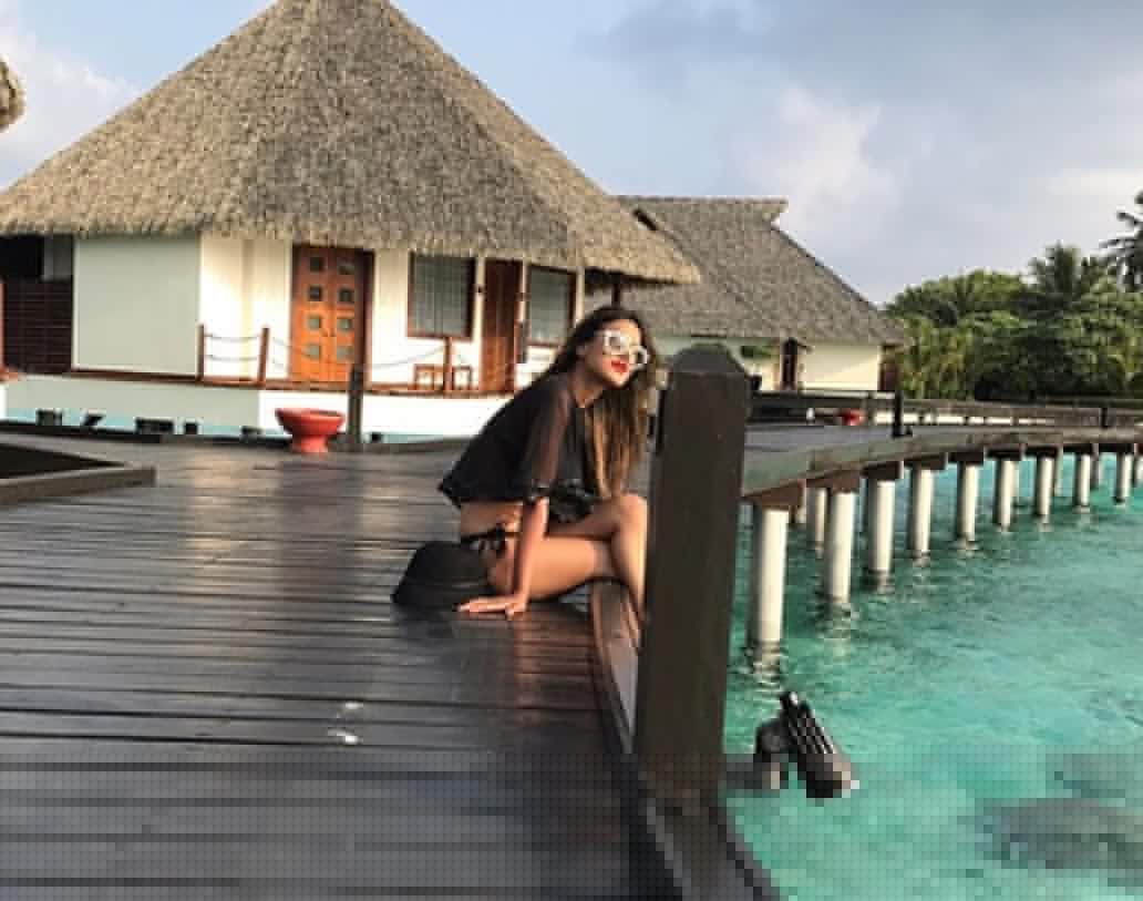 কয়েকদিন আগে মলদ্বীপে বেড়াতে গিয়ে ভক্তদের জন্য এই ছবিগুলি শেয়ার করেছিলেন অভিনেত্রী। ইনস্টাগ্রামেই ছবি পোস্ট করে এ বার নিজের কামব্যাকের কথাও জানিয়েছেন নিয়া। নিজেই জানিয়েছেন ওয়েবসিরিজে ফিরছেন তিনি।