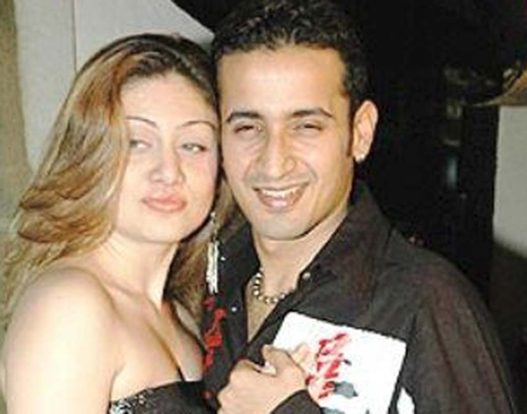 ২০০২ সালে শেফালি বিয়ে করেন ‘মিত ব্রাদার্স’-এর হরমিত সিংহকে। কিন্তু সেই বিয়ে টেকেনি বেশি দিন। ২০০৯ সালে স্বামী হরমিত সিংহের বিরুদ্ধে শারীরিক ও মানসিক নির্যাতন অভিযোগ আনেন তিনি। আর তার পরই বিবাহ বিচ্ছেদ হয়ে যায় শেফালির।