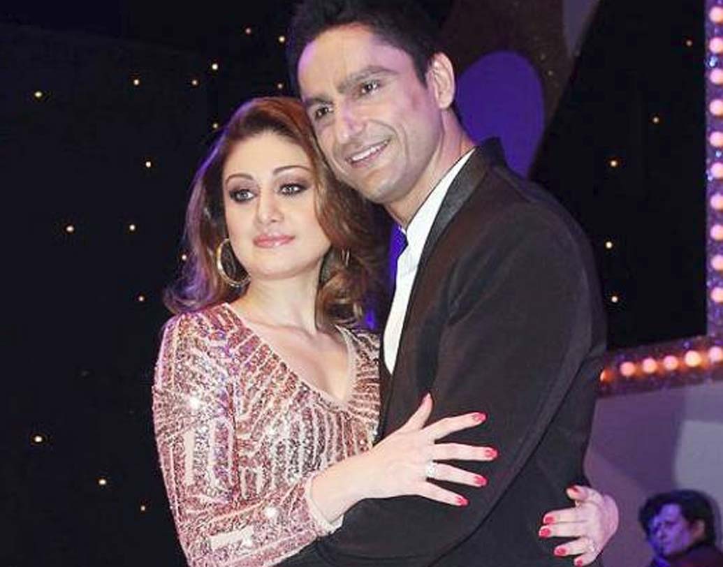 বহু দিন লাইমলাইট থেকে দূরে থাকার পর, ‘নাচ বলিয়ে ৫’ রিয়্যালিটি শো’তে আবার দেখা মেলে শেফালির। সেখানে বয়ফ্রেন্ড পরাগ ত্যাগীর সঙ্গে জুটি বেঁধেছিলেন। কিন্তু সেই শো থেকে চটজলদিই বিদায় নিতে হয় শেফালিকে।