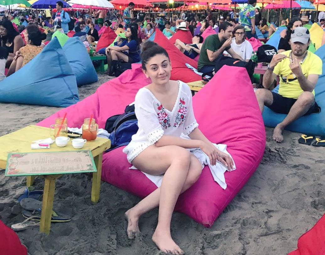 তবে বলিউডে তেমন ভাবে দেখা না গেলেও সোশ্যাল মিডিয়ায় যথেষ্ট অ্যাক্টিভ শেফালি।