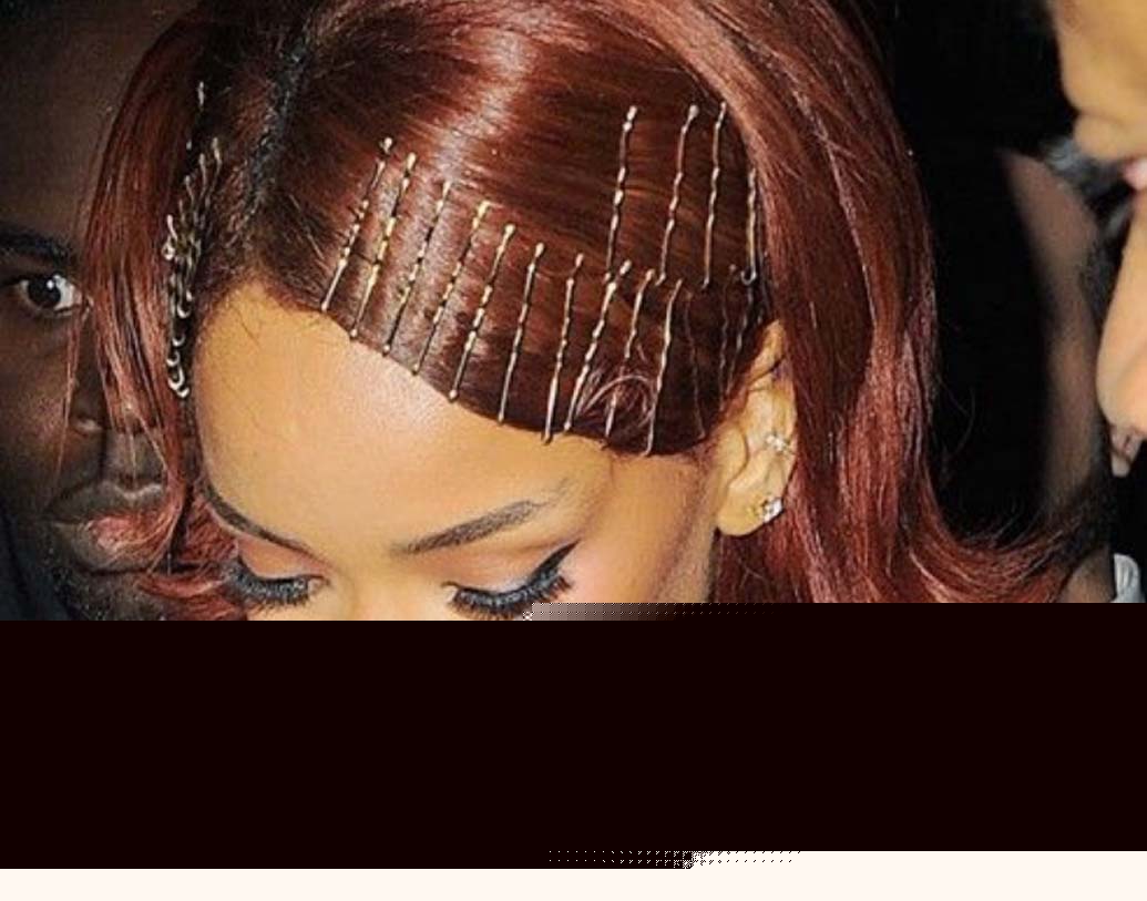 মিনিমালিস্টিক ভাইবস: এ ক্ষেত্রে চুলকে একেবারে টেনে বেঁধে নিন। দেখবেন চুলগুলি যেন তালুর উপর একেবারে পেতে থাকে। এমন ভাবে চুল বেঁধে নিয়ে চুলের সামনের দিকে কয়েকটি পিন একটু কায়দা করে লাগিয়ে নিন। আসন্ন ক্রিস্টমাস পার্টিতে আপনিই হয়ে উঠবেন সবার চেয়ে আলাদা।