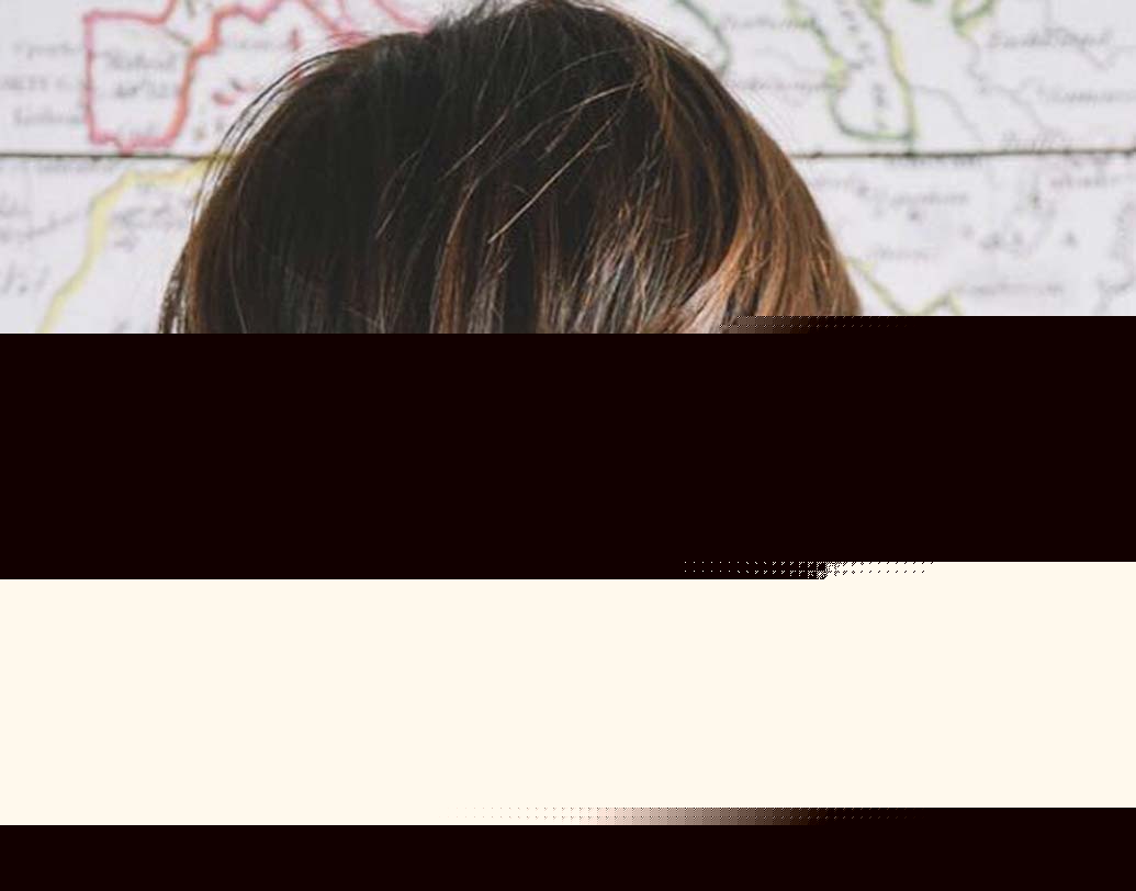 দ্য হেডব্যান্ড: এই ধরনরে হেয়ার স্টাইল বড় চুলওয়ালা মানুষরাও যেমন করতে পারবেন, তেমনই ছোট চুলের যে কেউও করতে পারবেন। এ ক্ষেত্রে তেমন কোনও নির্দিষ্ট নিয়ম নেই। আপনি আপনার চুলকে যেমন ভাবে রাখতে চাইছেন, সে ভাবে আঁচড়ে নিন। এ বার ‘ববি পিন’ দিয়ে হেয়ার ব্যান্ডের আকার দিন। ব্যস এক্কেবারে আলাদা লুক রেডি।