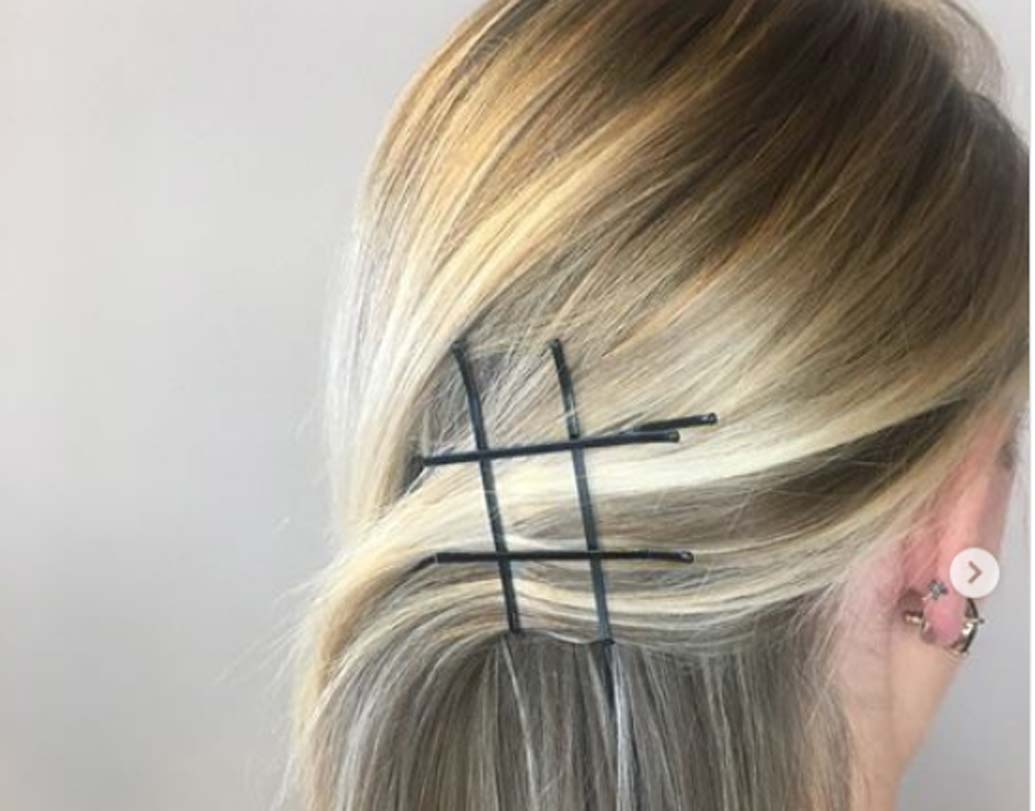 ইনস্টা-ওয়ার্দি ইন্সপো: এই হেয়ারস্টাইলটি সত্যিই ট্রেন্ডি। জেন ওয়াই এখন ‘হ্যাশট্যাগ’-এ মজে রয়েছে। আর ঠিক ‘হ্যাশট্যাগ’-এর মতো কায়দা করে মাথায় পিন লাগিয়ে নিন।