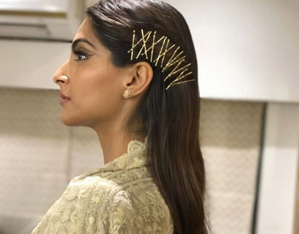 কাফড লুক: ঠিক কানের উপরে কিছুটা চুল ভাল করে আঁচড়ে নিন। তার উপর ববি পিন ক্রিস ক্রস করে আটকে নিন। মাথার দু-থেকে তিন ইঞ্চি চুলের মধ্যে প্রায় দশ থেকে পনেরোটি ববি পিন লাগিয়ে নিন। এটা এক্কেবারে অন্য রকম একটা লুক দেবে। তবে হ্যাঁ, ‘কাফড লুক’ করলে কানে ছোট দুল পরুন।