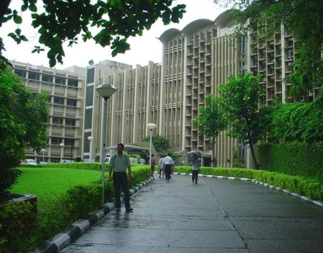 ব্রিকসের বাছাই তালিকায় পাঁচটি দেশের মধ্যে ৯ নম্বরে রয়েছে আইআইটি বম্বে-র নাম। অর্থাত্ ব্রিকসের তালিকা অনুযায়ী এ দেশের বিশ্ববিদ্যাগুলির মধ্যে বম্বে আইআইটি আছে এক নম্বরে। ২০১৭ সালের তালিকায় ১৩ নম্বরে ছিল আইআইটির নাম। ১৯৫৮ সালে প্রতিষ্ঠিত হয় এই বিশ্ববিদ্যালয়।