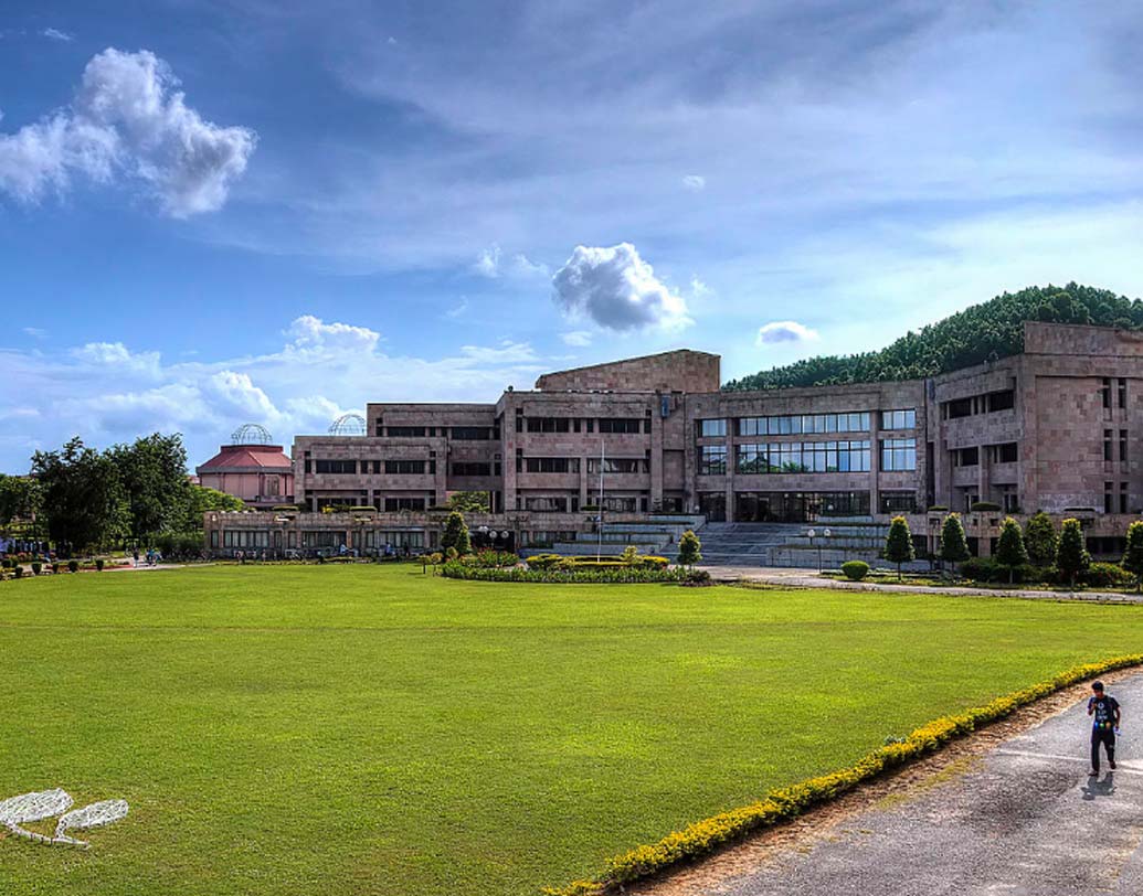 দেশের মধ্যে নবম স্থানে এবং পাঁচটি দেশের মধ্যে ৫২ নম্বরে রয়েছে আইআইটি গুয়াহাটির নাম। বর্তমানে বিশ্ববিদ্যালয়টির ১০টি গবেষণা কেন্দ্র এবং চার হাজারেরও বেশি ছাত্রছাত্রী রয়েছে।