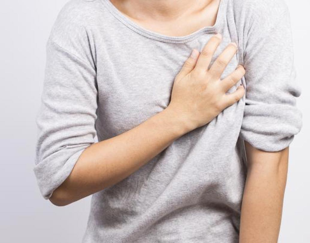 বুকে ব্যথা: অতিরিক্ত স্ট্রেসের কারণে বুকে ব্যথার সমস্যায় প্রায় সকলেই ভোগেন ব্রেক আপের পর। কিছু ক্ষেত্রে হার্ট অ্যাটাকও হতে পারে।