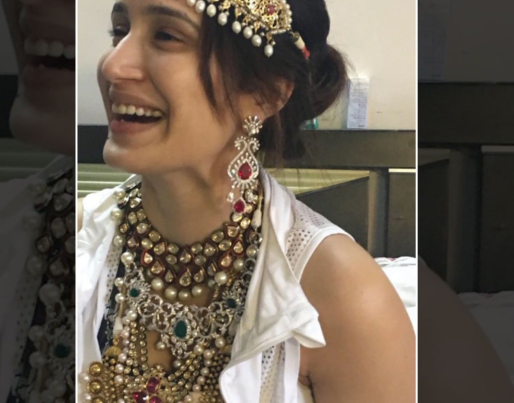 শোনা যাচ্ছে, আগামী ২৭ নভেম্বর নাকি আয়োজন করা হয়েছে রিসেপশন পার্টি। মুম্বইয়ের তাজমহল প্যালেসেই হবে এই অনুষ্ঠান।