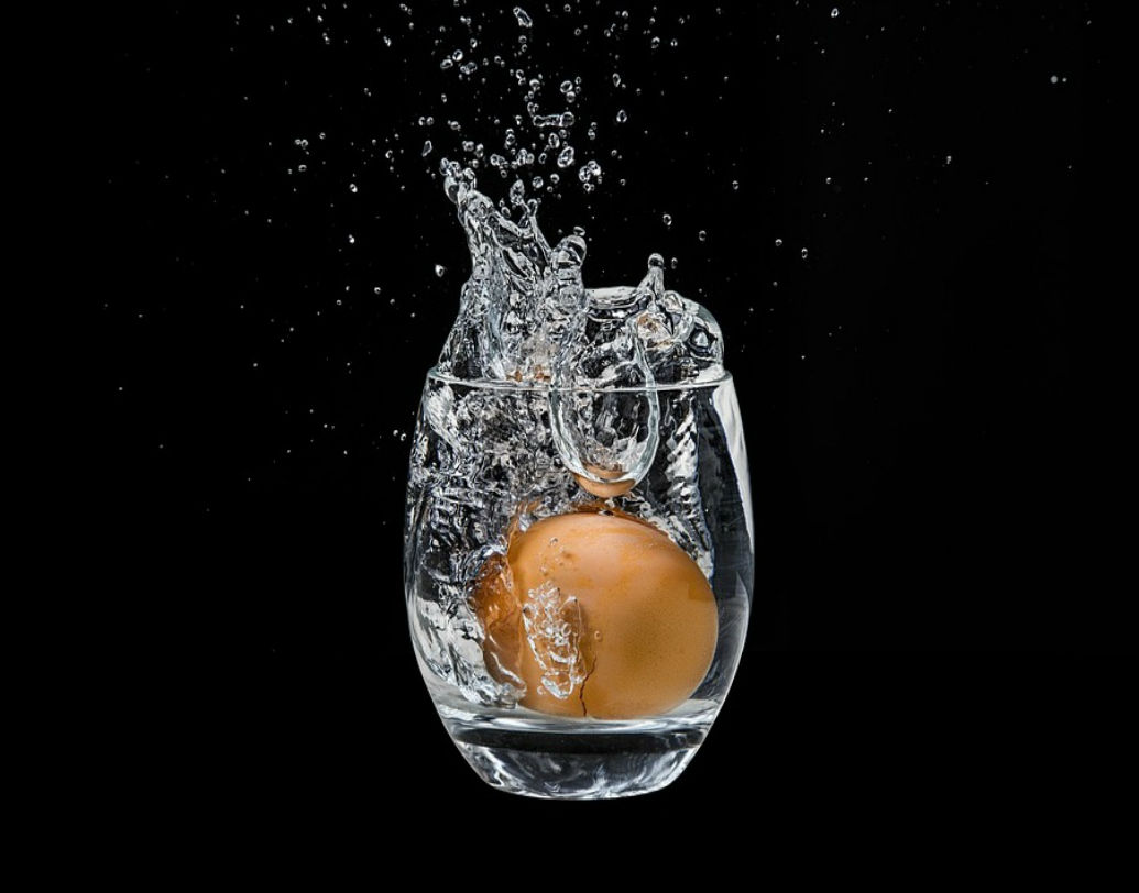 একই ভাবে আলোর সামনে ধরলে যদি ডিমের ভিতর রিং-এর মতো আকার দেখতে পান। তবে বুঝতে হবে ডিমটিতে পচন শুরু হয়েছে।