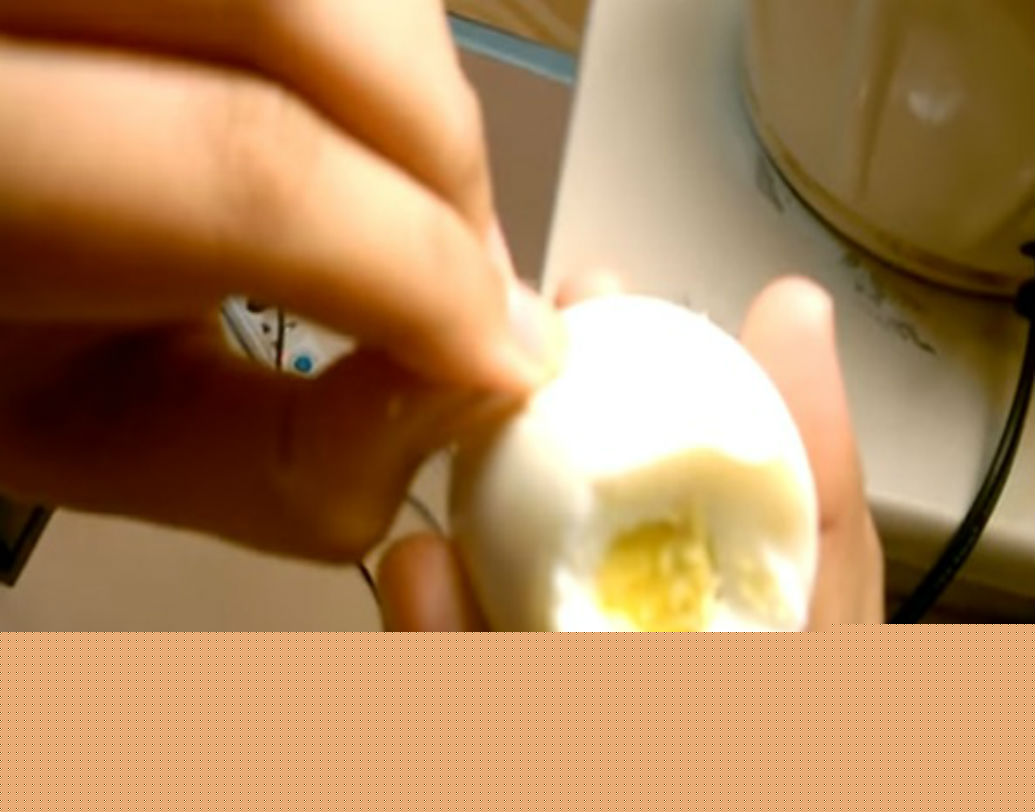 ডিম সেদ্ধ হওয়ার পর ডিমের সাদা অংশ যদি ঘোলাটে এবং দুর্গন্ধযুক্ত হয়, তবে অনায়াসেই বলে দেওয়া যায় ডিমটি নষ্ট।