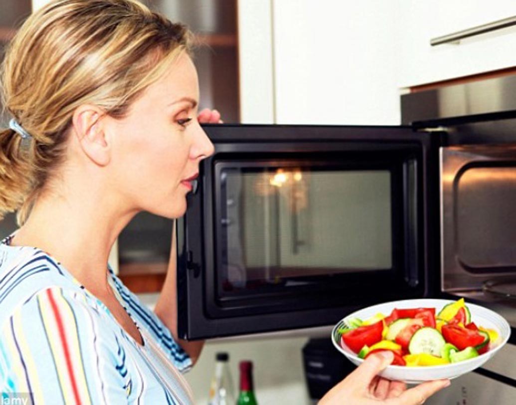 প্লাস্টিক কন্টেনারে কখনওই খাবার গরম করবেন না। এমনকী, তা মাইক্রোওয়েভ সেফ হলেও নয়। পলিথিনের পাত্রে গরম খাবার রাখাও ঠিক নয়।