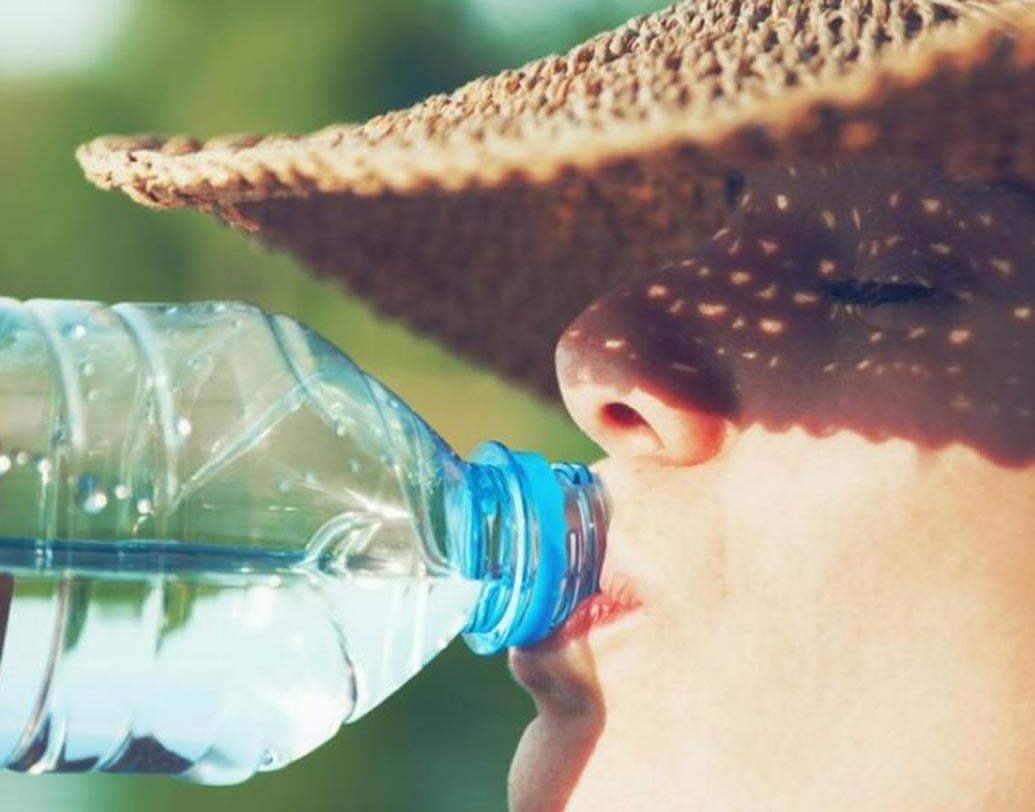 এ ছাড়া মনে রাখবেন, কাচ বা স্টিলের বাসনের মতো প্লাস্টিক কিন্তু দীর্ঘদিন ধরে ব্যবহার করা যায় না। পুরনো প্লাস্টিকের ব্যবহার স্বাস্থ্যের পক্ষে বিপজ্জনক।