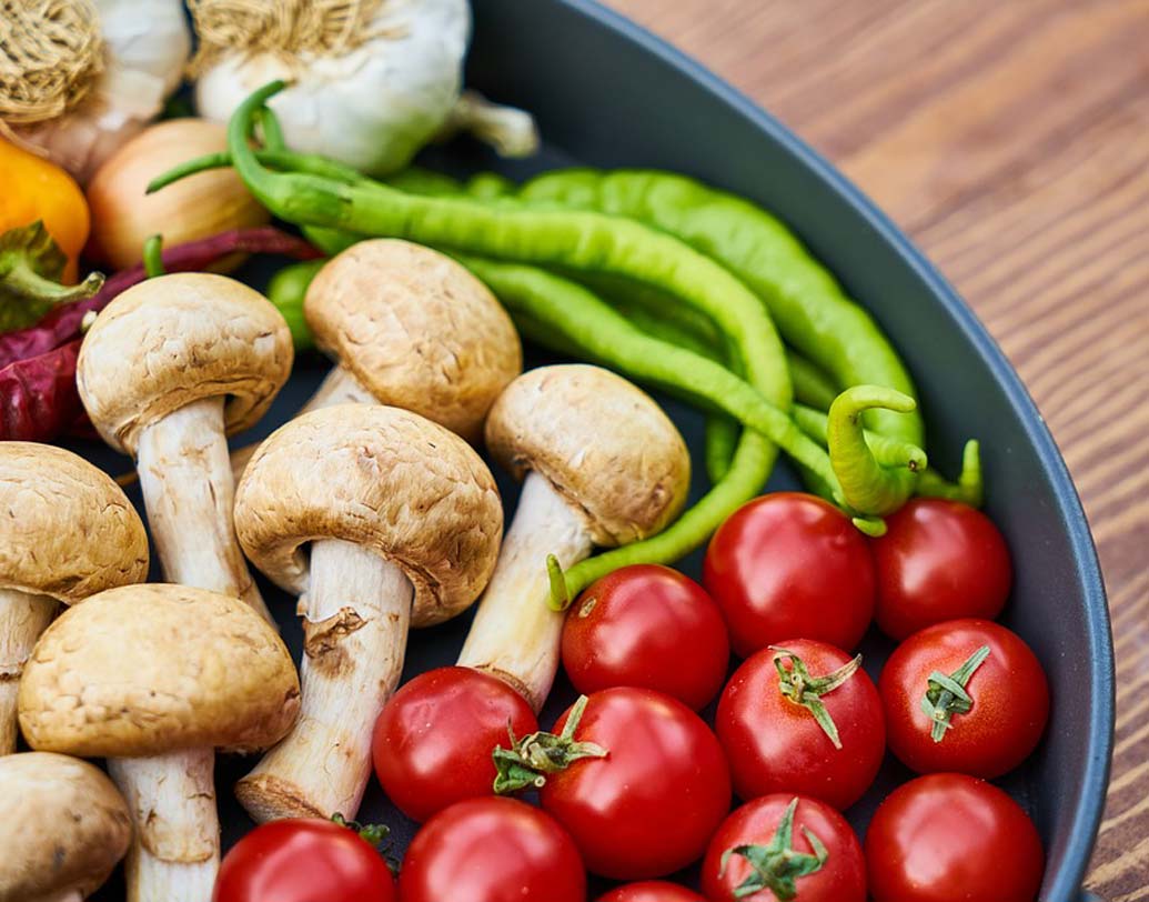 ধরা যাক, ২০১২ সালে সব্জির মোট দাম ছিল ১০০ টাকা। অর্থনীতির ভাষায়, এটাই ওই বছর সব্জির কনজিউমার প্রাইস ইনডেক্স(সিপিআই)বা উপভোক্তা মূল্য সূচক। তার পরের পাঁচ বছরে তার মাত্রা বেড়েছে। কিন্তু এ বার যেন সেই সূচক ভীষণ রকমের ঊর্ধ্বমুখী। এ বছরের মে-জুন মাসে সেই সূচক ছিল যথাক্রমে ১২৫.৬ এবং ১৩৩.৩। তবে চলতি মাস অর্থাৎ নভেম্বরে সেই সূচক পৌঁছেছে ১৪১.৯-এ।