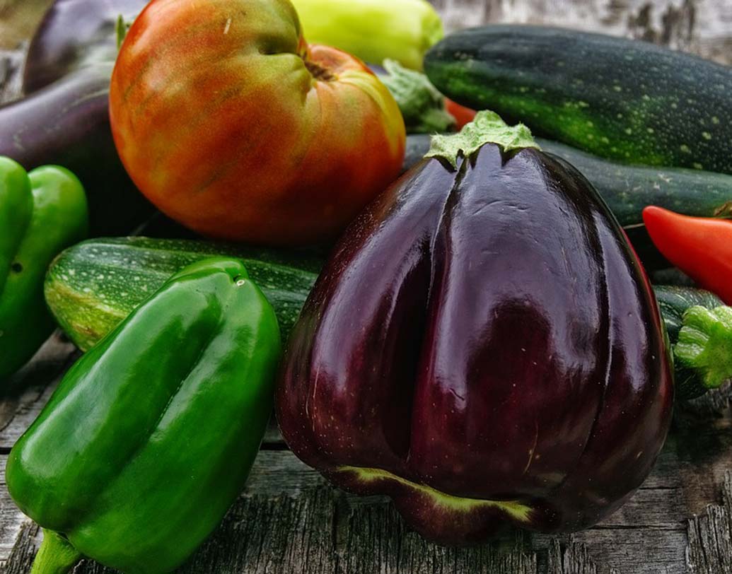 দেশের বিভিন্ন অংশে স্বাভাবিক সময়ের অনেকটা পরেই বৃষ্টির দেখা মিলেছে। এর ফলে শীতকালীন ফসল যেমন— টোম্যাটো, পেঁয়াজ, ক্যাপসিকাম, পালং শাক, আদা, কুমড়ো, কড়াইশুঁটির ফলন এ বছর বেশ কম।