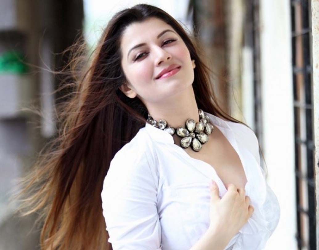 এই সুন্দরী অভিনেত্রীর জন্ম ১৯৮৬ সালের ২ ডিসেম্বর, উত্তপ্রদেশের সাহারণপুরে। আসল নাম চারু অরোরা।