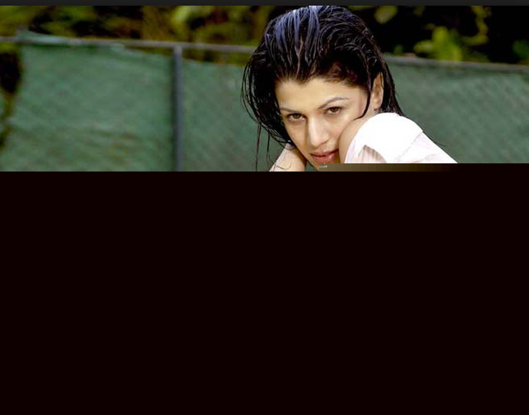 প্রথম আত্মপ্রকাশ ‘খট্টা মিঠা’ ছবিতে ‘আইলা রে আইলা’ গানে।