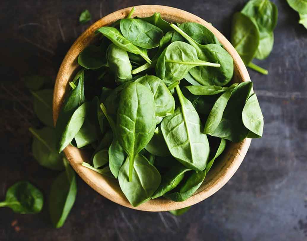 পালং: আপনার ডায়েট তালিকায় এই সবুজ সব্জি রাখার চেষ্টা করুন। পালংয়ে রয়েছে ভিটামিন যা দাঁতের পাশাপাশি স্বাস্থ্যের জন্যও ভাল। তা ছাড়া, পালংয়ের মধ্যে রয়েছে ম্যাগনেসিয়াম যা দাঁতের এনামেল ভাল রাখে।