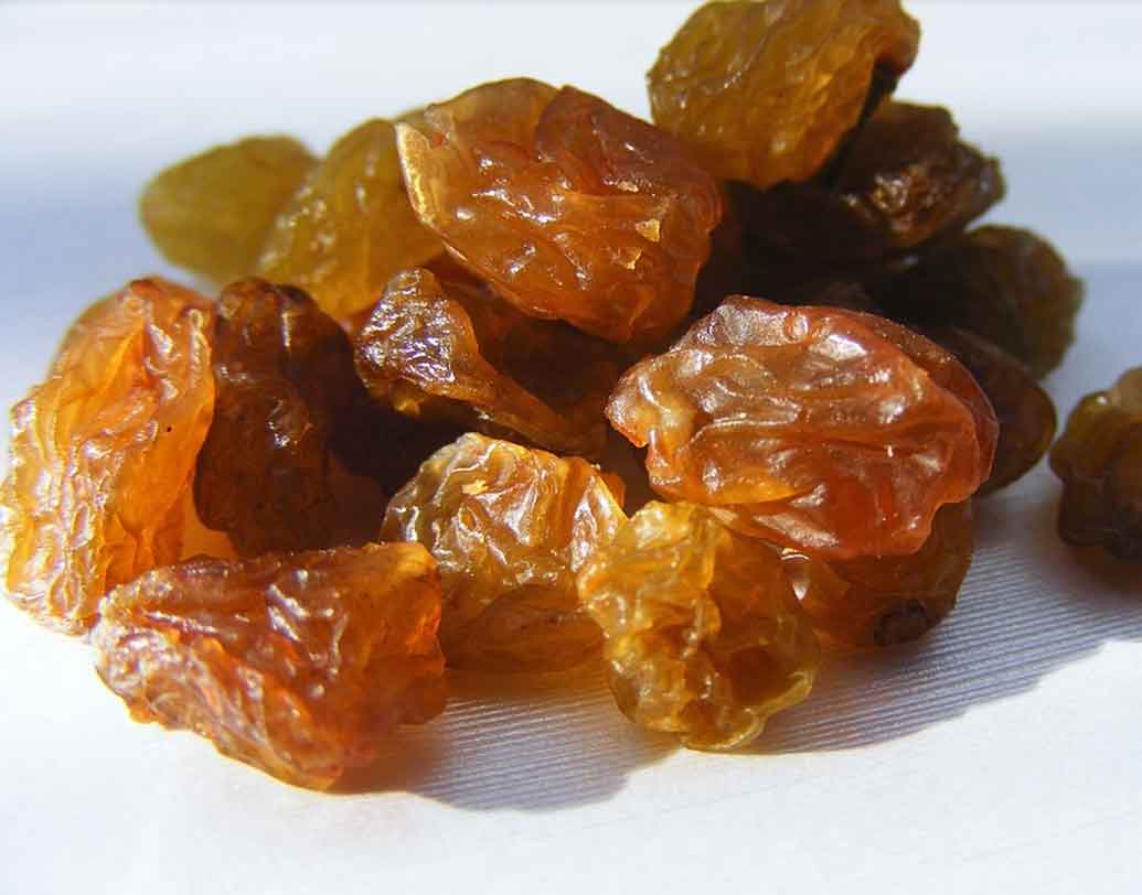 কিসমিস: জানেন কি, কিসমিস খেলে দাঁত পরিষ্কার থাকে? কিসমিস মুখের অস্বাস্থ্যকর জীবাণু নাশ করে। ক্যাভিটিসের প্রবণতা কমায়।