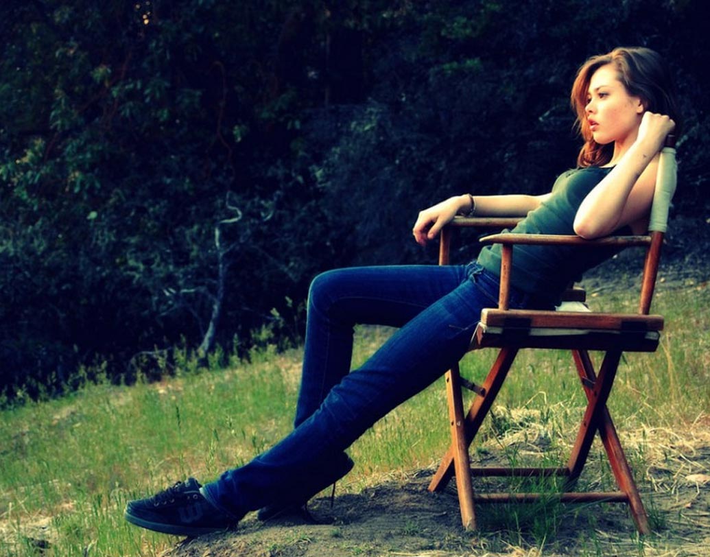 পিছনে হেলে বসা: আপনি খুবই রিল্যাক্সড, সংবেদনশীল এবং আবেগপ্রবণ। আপনি খুবই বিশ্বাসী ও নির্ভরযোগ্য। অন্যকে সাহায্য করতে সব সময় প্রস্তুত।