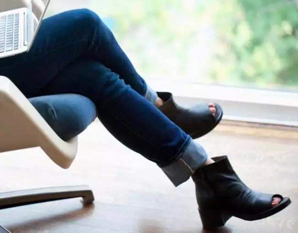 পা ক্রস করে বসা: যদি আপনি কাজ করার সময় এ ভাবে বসেন তা হলে সোজাসুজি কথা বলাই আপনার অভ্যাস। ঠিক কথা বলতেও ভয় পান না। কিন্তু নিজেকে প্রকাশ করতে বা কারোও কাছে নিজের অনুভূতি ব্যক্ত করার সময় পিছিয়ে আসেন।