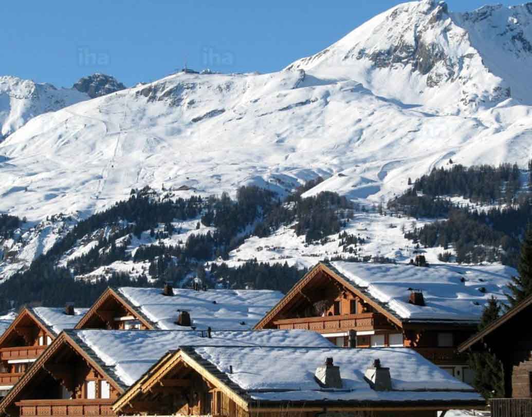 এই মুহূর্তে অ্যালবিনেনের জনসংখ্যা মাত্র ২৪০। সম্প্রতি ৮টি শিশু-সহ তিনটি পরিবার এই শহর ছেড়ে চলে যাওয়ার ছাত্রছাত্রীর অভাবে বন্ধ হয়ে গিয়েছে অ্যালবিনেনের একমাত্র স্কুলটিও।