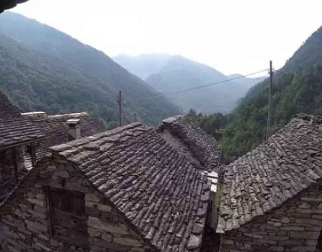 ফলে অ্যালবিনেনের পুরসভার প্রধান বিট জোস্ট একটি প্রস্তাব দিয়েছেন, ৪৫ বছরের কম যে কোনও ব্যক্তি এসে অ্যালবিনেনে থাকতে পারেন। এখানকার ফাঁকা বাড়িতেও বসতি স্থাপন করতে পারেন। অথবা জমি কিনে নতুন বাড়িও বানাতে পারেন। বিনিময়ে সেই পরিবারকে টাকা দেওয়া হবে।