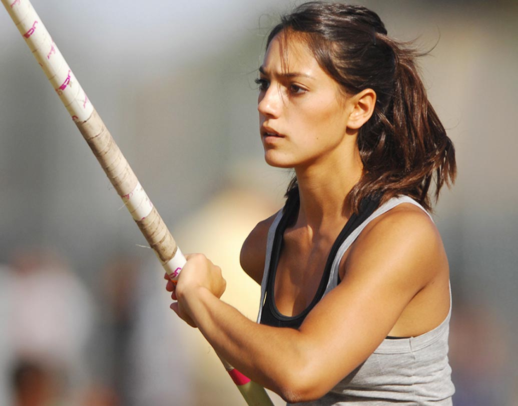 ২০১৫-এ শেষমেশ নাইকি এবং এথলেটা সংস্থার বিজ্ঞাপনী ফটোশুটের প্রস্তাবে রাজি হয়ে যান অ্যালিসন স্টকে। নাইকি’র ফটোশুটে তাঁর ছবিও ঝড় তোলে সোশ্যাল মিডিয়ায়।