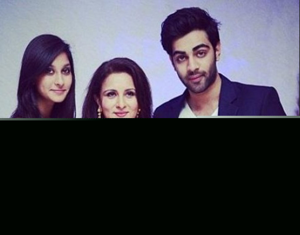 মা পুনম, বাবা অশোক থাকেরিয়া, ভাই আনমোল থাকেরিয়াকে নিয়ে পালোমার পরিবার।