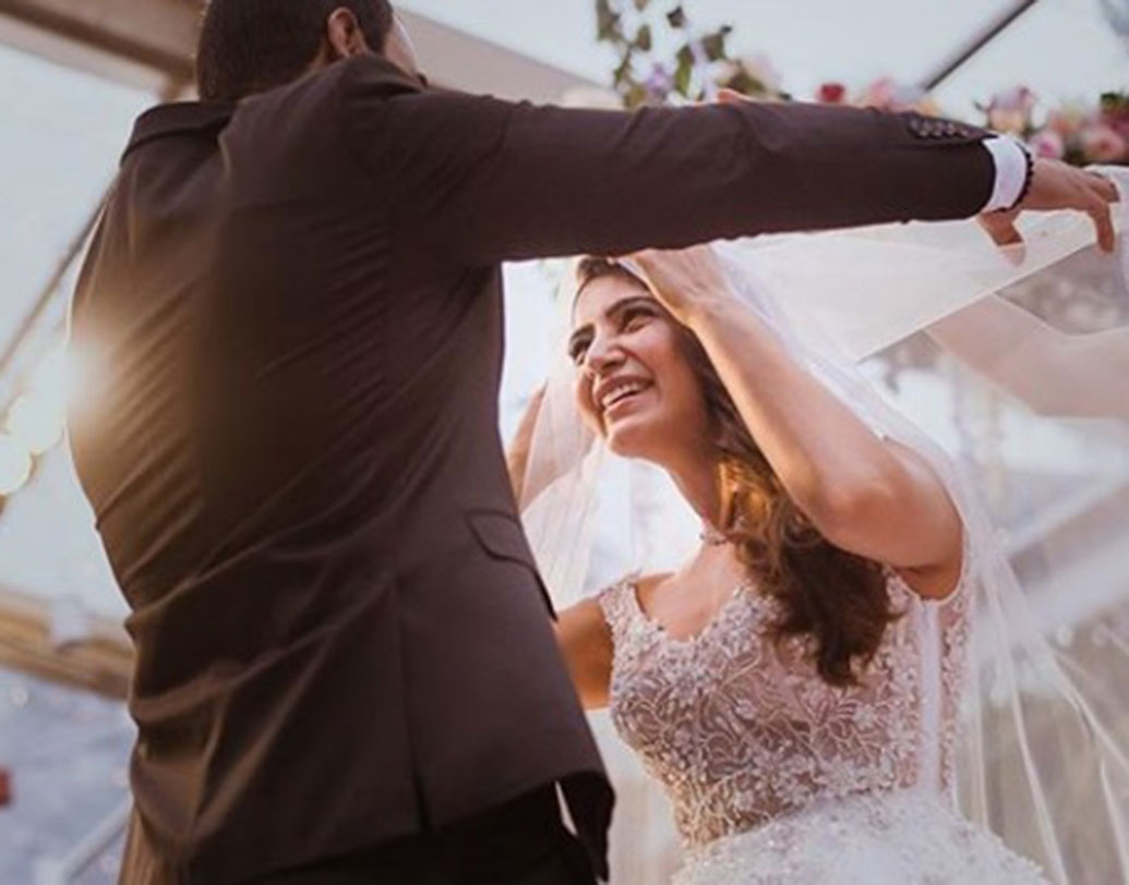 গোয়ায় ডেস্টিনেশন ওয়েডিংয়ে প্রথমে হিন্দু মতে পরে খ্রিস্টান মতে— দু’বার বিয়ে করেছেন নাগা-সামান্থা। আনুমানিক ১০ কোটি টাকা নাকি খরচ হয়েছে এই বিয়েতে।