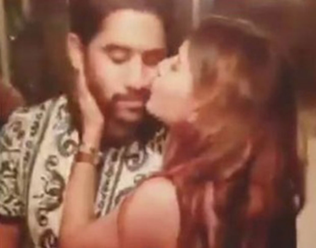 ঘনিষ্ঠ আত্মীয় ও বন্ধুদের সঙ্গে কেট কাটার পরই নাগাকে জড়িয়ে ধরে মিষ্টি করে চুমু খান সামান্থা। এই ভিডিওটিই ভাইরাল হয় সোশ্যাল মিডিয়ায়।