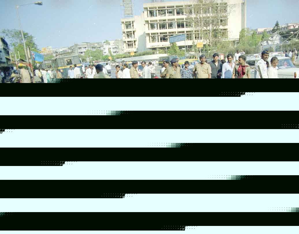 ১৯৯৩ মুম্বই হামলা: ১৯৯৩ সালের ১২ মার্চ। ধারাবাহিক বিস্ফোরণে কেঁপে ওঠে বাণিজ্যনগরী মুম্বই। ১২টি পর পর বিস্ফোরণে ছিন্নভিন্ন হয়ে যায় গোটা শহর। নিহত হন ২৫৭ জন। আহত ৭১৭। ওই মামলার সঙ্গে নাম জড়িয়ে যায় অভিনেতা সঞ্জয় দত্তের। ১৯৯৩ সালে গ্রেফতার করা হয় তাঁকে। এর পর মুম্বই হামলার তদন্তভার যায় সিবিআইয়ের হাতে। ১৯৯৪ সালে মুম্বই স্টেশন থেকে ধরা পড়ে হামলার মূল চক্রী ইয়াকুব মেমন।