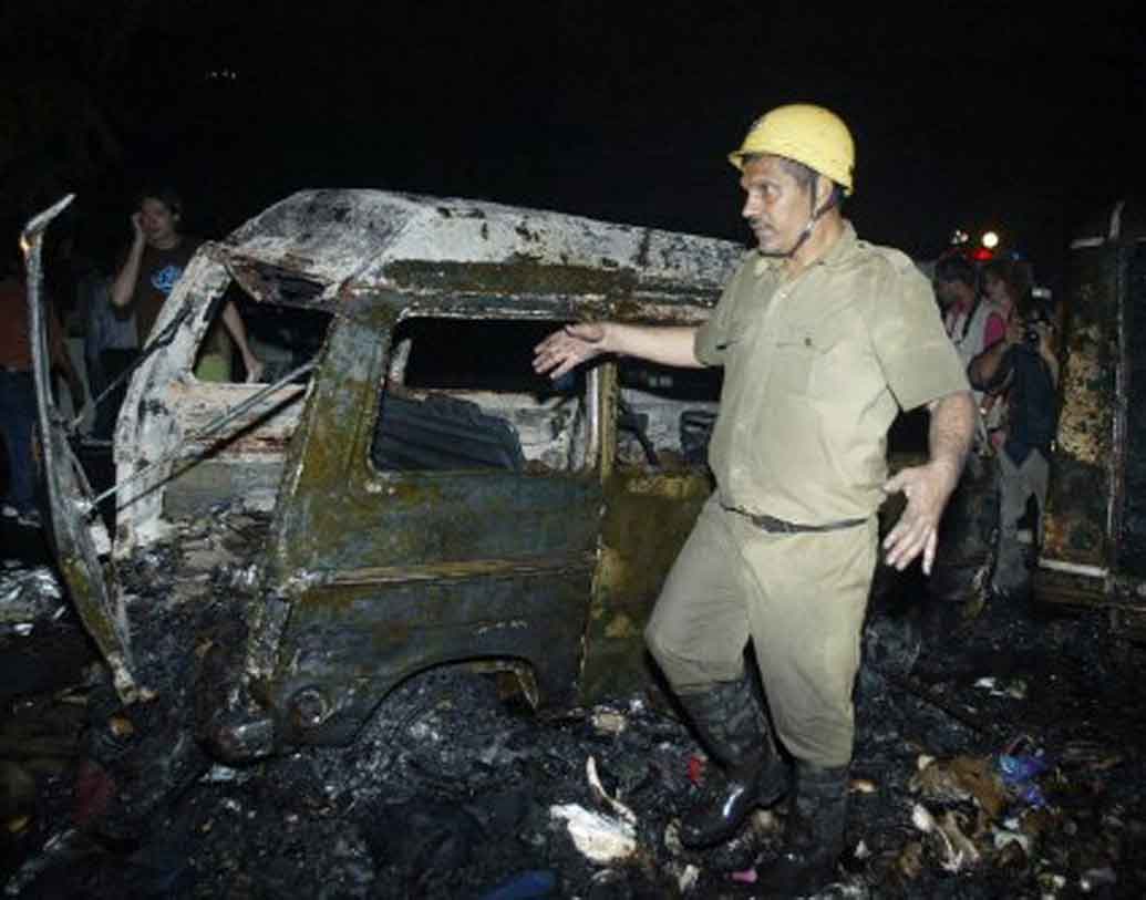 ২০০৫ দিল্লিতে ধারাবাহিক বিস্ফোরণ: দীপাবলির উৎসবের ঠিক দু’দিন আগে আগে দিল্লির সরোজিনী নগর, পাহাড়গঞ্জ এবং গোবিন্দপুরী কেঁপে ওঠে ধারাবাহিক বিস্ফোরণে। ২০০৫ সালের ২৯ অক্টোবর ওই হামলায় নিহত হন ৬২ জন। আহত কমপক্ষে ২১০।