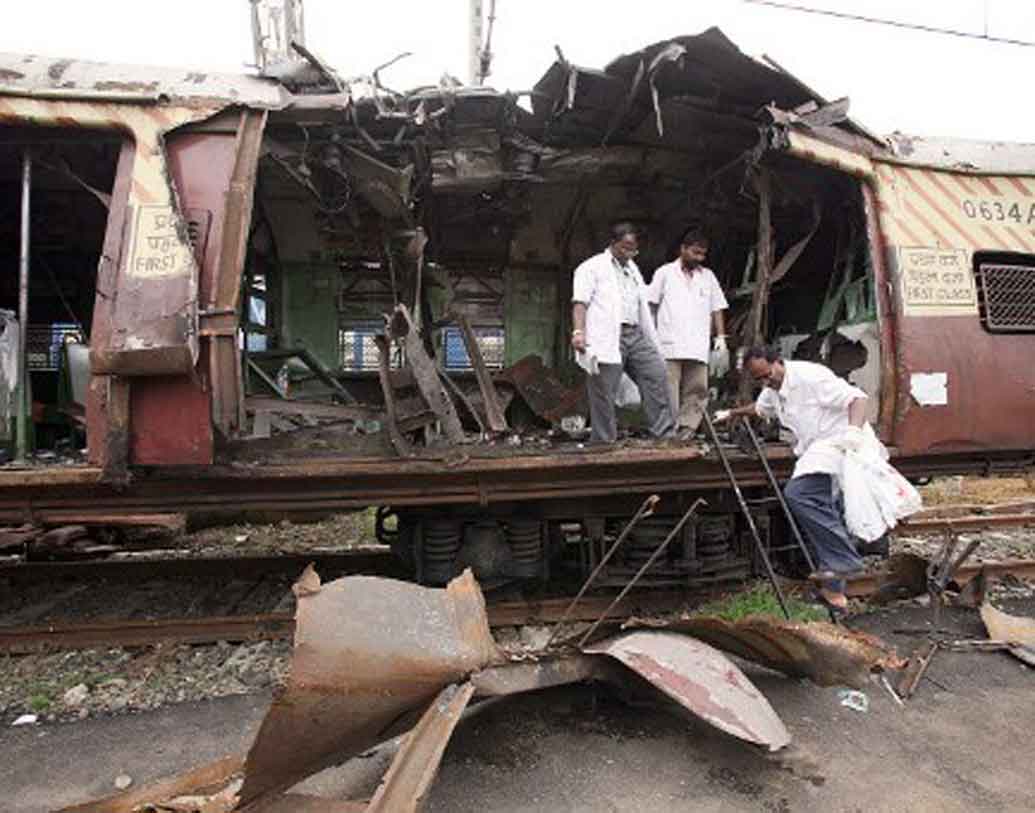 ২০০৬ মুম্বই ট্রেন বিস্ফোরণ: ১৯৯৩ সালের পর আর এক ভয়ানক জঙ্গি হামলার ঘটনা ঘটে ২০০৬ সালের ১১ জুলাই। সন্ধ্যার ব্যস্ত সময় ধারাবাহিক ট্রেন বিস্ফোরণে কেঁপে ওঠে বাণিজ্যনগরী মুম্বই। হামলায় নিহত হন ২০৯ জন। আহত কমপক্ষে ৭০০। ঘটনার দায় স্বীকার করে জঙ্গি সংগঠন লস্কর ই তইবা এবং আল-কায়েদা।
