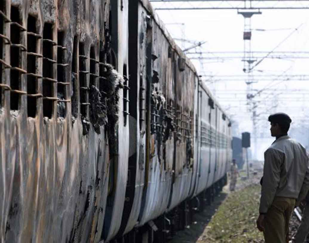 ২০০৭ সমঝোতা এক্সপ্রেসে বিস্ফোরণ: ২০০৭ সালের ১৮ ফেব্রুয়ারি। হরিয়ানার পানিপথের কাছে দিওয়ানায় দিল্লি-লাহৌর সমঝোতা এক্সপ্রেসের দু’টি বগিতে বিস্ফোরণ ঘটানো হয়। হামলায় নিহত হন ৬৮ জন যাত্রী। আহত হন অসংখ্য মানুষ। এনআইএ-র দাবি, এই হামলার পিছনে লস্কর ই তইবার হাত রয়েছে।