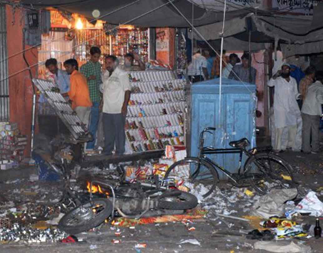 ২০০৮ জয়পুরে বিস্ফোরণ: ১৫ মিনিটের ব্যবধানে ন’টি ধারাবাহিক বিস্ফোরণে সে দিন কেঁপে ওঠে ‘পিঙ্ক সিটি’ জয়পুর। মুহূর্তে রক্তাক্ত হয়ে ওঠে ঐতিহাসিক পর্যটনস্থল ‘হাওয়ামহল’-সহ গোটা এলাকা। ২০০৮ সালে ১৩ মে ওই ঘটনায় নিহত হন ৬৩ জন। আহত ২১৬ জনেরও বেশি।