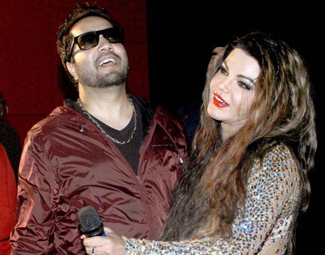 গত বছর রামায়ণের বাল্মিকী মুনিকে নিয়ে আপত্তিকর মন্তব্য করে জেলেও গিয়েছিলেন রাখি। অভিযোগ উঠেছিল, একটি টিভি শো-তে গিয়ে রাখি বলেন, ‘‘বাল্মীকি যেমন দস্যু থেকে রত্নাকর হয়ে উঠেছিলেন। তাঁর বন্ধু মিকা তেমন ভাবেই অনেক বদলে গিয়েছেন।’’ মিকা সিংহ বলিউডের এক জন গায়ক এবং রাখি সবন্তের সঙ্গে তাঁর ঘনিষ্ঠ সম্পর্কের গুঞ্জন রয়েছে ইন্ডাস্ট্রিতে।