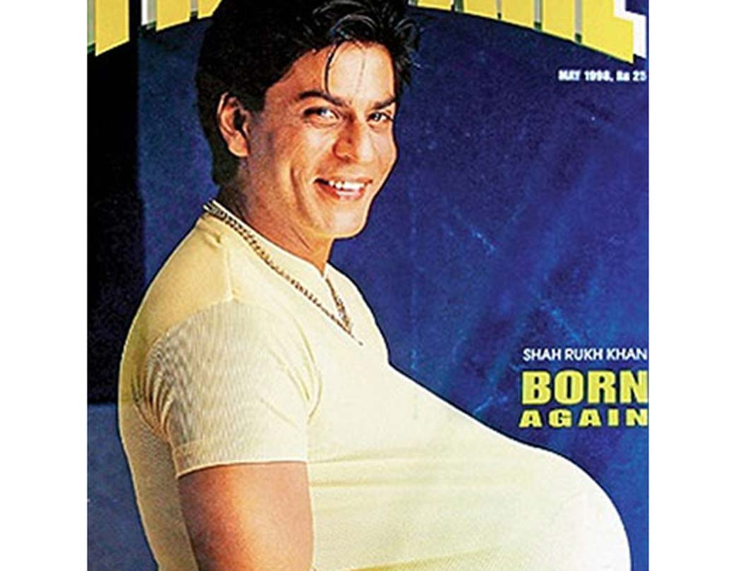 নিজের ‘সেন্স অব হিউমার’-এর জন্য বরাবরই ফ্যানেদের কাছে প্রিয় শাহরুখ খান। তবে তাঁর এমন ছবি দেখে অনেকেই নাক সিঁটকেছিলেন। বলিউডের জনপ্রিয় ম্যাগাজিন ‘ফিল্মফেয়ার’-এর জন্য এই ফোটোশুট করিয়েছিলেন শাহরুখ। কেন? ম্যাগাজিন কভারের ছবিতে কেন যে শাহরুখ প্রেগন্যান্ট সেজেছিলেন তা জানা যায়নি। ‘সেন্স অব হিউমার’-এ কি কোনও ঘাটতি হয়েছিল?