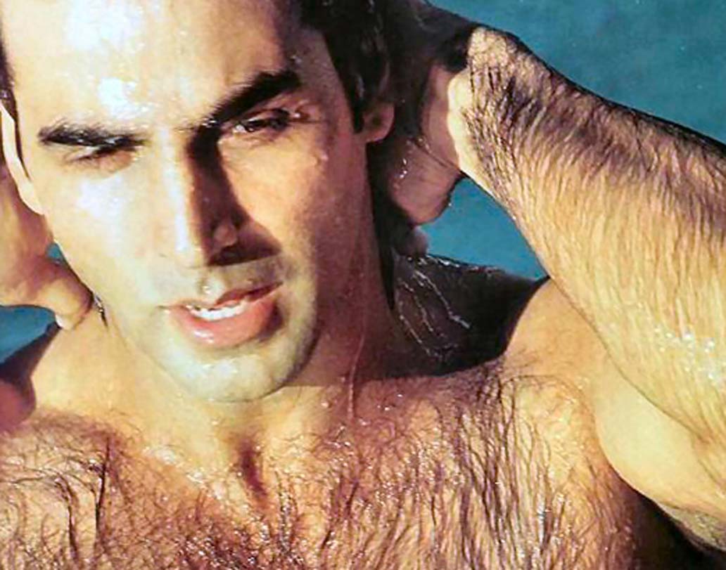 গা-ভর্তি লোম। জলে ভেজা ফোটোশুটে অক্ষয় কুমার। কিন্তু, তারকার এমন ছবি দেখে অনেকেই হাসাহাসি করেন। কারণ আজকাল এমন লোমশ চেহারার ফোটোশুট একেবারেই ব্যাকডেটেড।