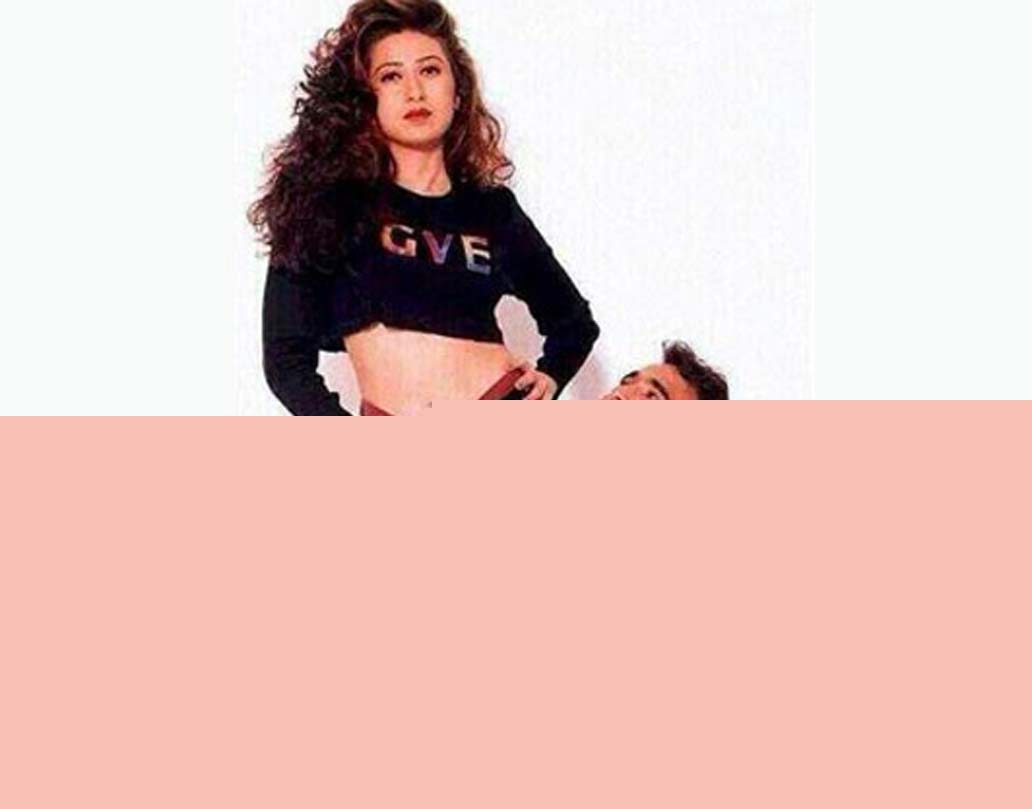 ইস! এই ছবি এখন শুট হলে হয়তো এটা ছাপাই হত না। ফ্যানেদের একাংশের মতে নয়ের দশকের সবচেয়ে ‘জঘন্য’ পোজওয়ালা এই ফোটোশুটে ছিলেন করিশ্মা কপূর এবং অক্ষয় খান্না।