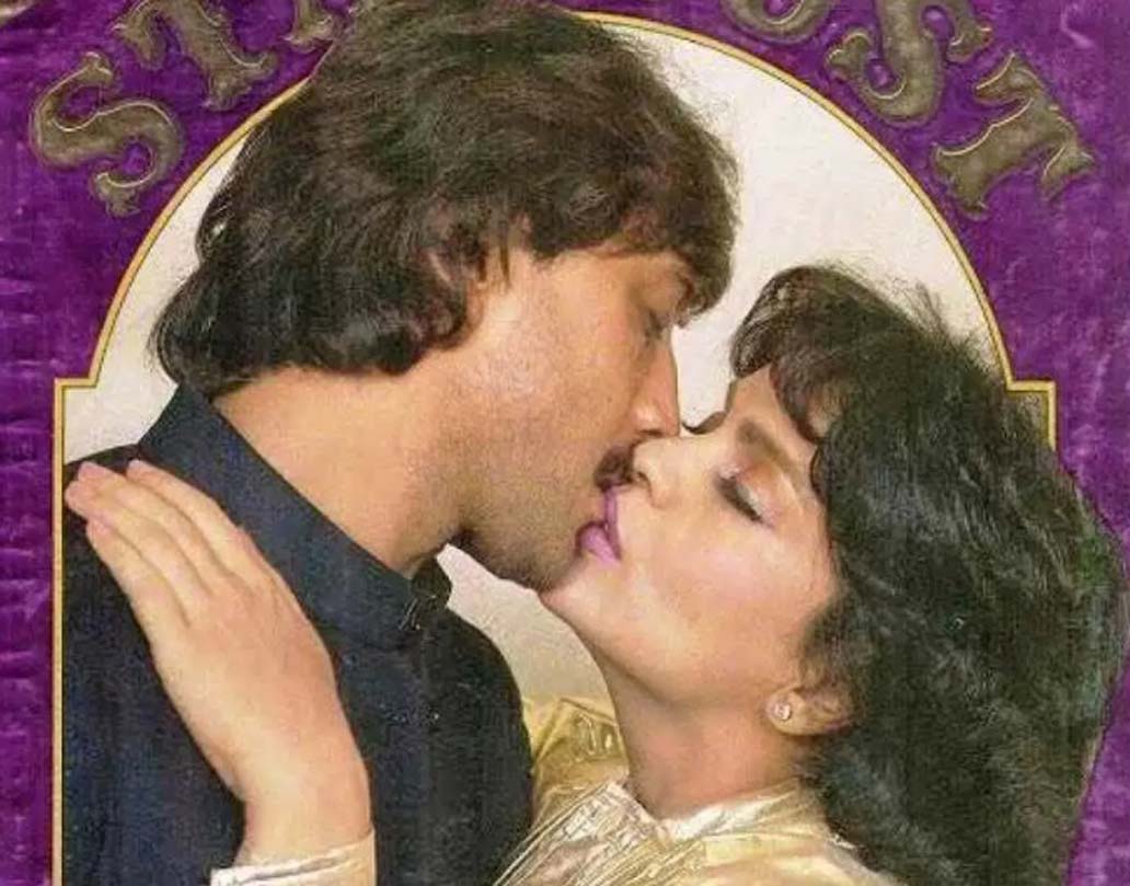 ১৯৮৪ সালের ‘স্টারডাস্ট’ ম্যাগাজিনের কভারে ছিল এই ছবি। জ্যাকি শ্রফ এবং জিনাত আমনের লিপলক। ছবিটি কিন্তু তখনও বেশ নজর কেড়েছিল। যাকে ইদানীং বলে ‘ভাইরাল’!