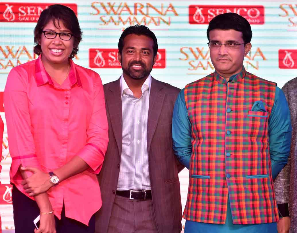 ঝুলনের ক্রিকেটে পা রাখাটা অনেকটা সচিন তেন্ডুলকরের মতো। বল বয় হিসেবে বাউন্ডারি লাইনে বসে থাকা ছেলেটি যেমন ‘ক্রিকেট ঈশ্বর’ হয়ে গিয়েছেন একটা সময়, তেমনই ১৯৯৭ মহিলা ক্রিকেট বিশ্বকাপের ফাইনালে বল গার্ল ছিলেন ঝুলন। পরেরটা তো ইতিহাস।