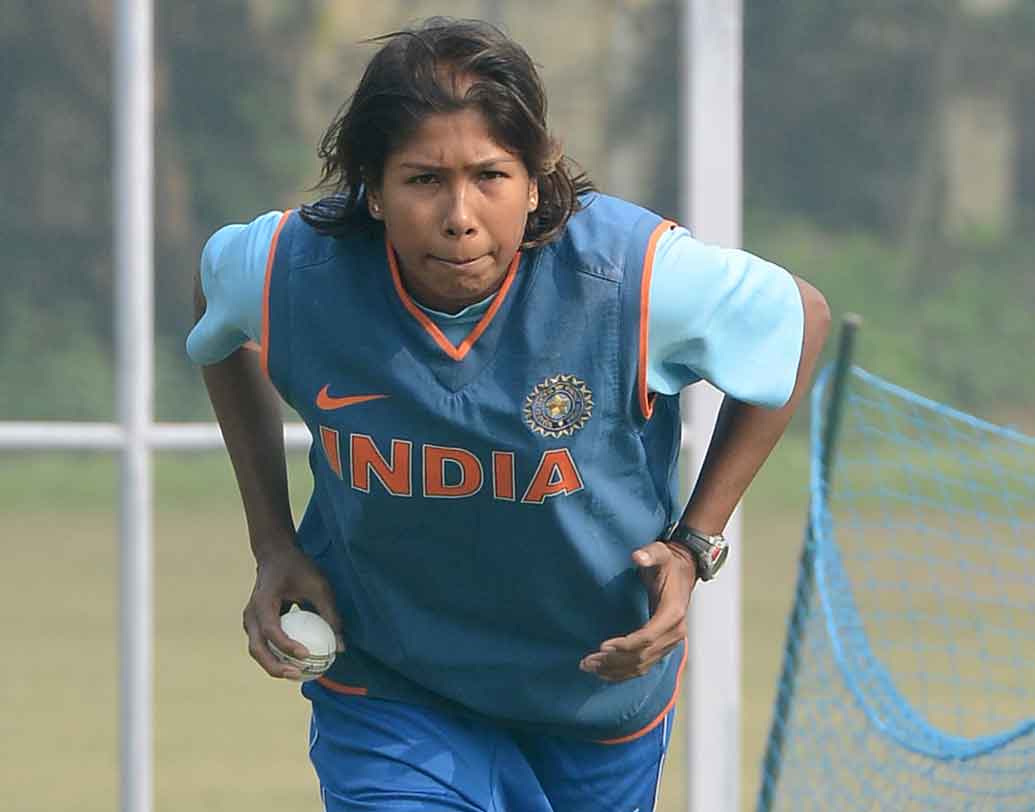 বিশ্ব মহিলা ক্রিকেটের দ্রুততম বোলার ঝুলন। ঘণ্টায় গড়ে ১২০ কিলোমিটার বেগে বল করেন তিনি। ভারতের হয়ে ১৬৪টি ওয়ান ডে ম্যাচে ঝুলনের উইকেট ১৯৫। টেস্টে মোট উইকেট ৪০। টি২০ ক্রিকেটে উইকেটের সংখ্যা ৫০। ওডিআই মহিলা ক্রিকেটে সর্বোচ্চ উইকেট সংগ্রহকারী ঝুলনই।