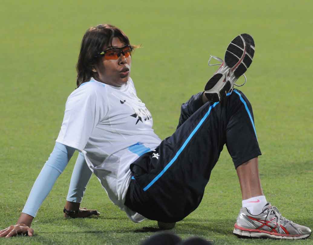 ২০০৮ থেকে ২০১১ পর্যন্ত ভারতীয় মহিলা দলের অধিনায়কের দায়িত্ব ছিল ঝুলনের কাঁধেই।